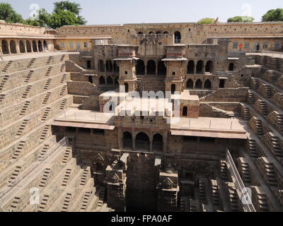 Chand Baori passo bene nel villaggio di Abhaneri vicino a Jaipur, India Foto Stock