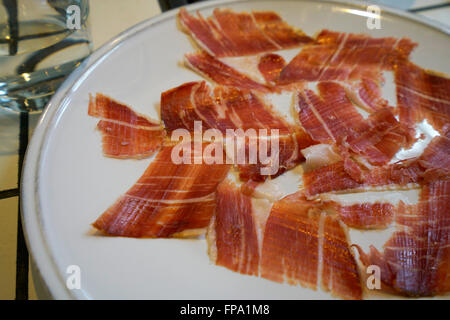 Fetta di prosciutto iberico Jamon Iberico in una piastra servita in un ristorante Foto Stock