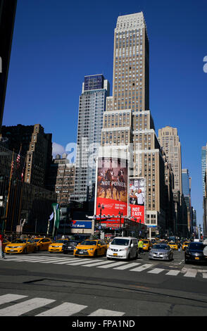 Taxi gialli e auto sulla settima avenue. La città di New York, Stati Uniti d'America Foto Stock