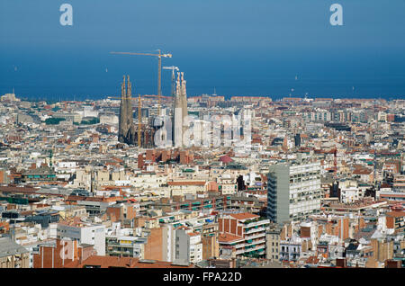 Panoramica di Barcellona e la Sagrada Familia Basilica, Spagna Foto Stock