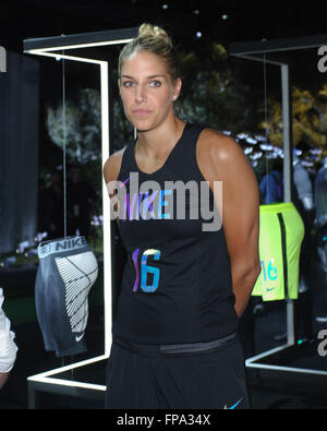 La città di New York, New York. Il 16 marzo 2016. 2015 WNBA MVP player Elena Delle Donne condivide la pallacanestro mode presso il Nike Innovazione per tutti presentando al lucernario a stazione di Moynihan il 16 marzo 2016 a New York City. © Lawrence Lucier/Alamy Live News Foto Stock