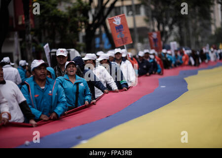 Bogotà, Colombia. Xvii Mar, 2016. I residenti di reagire durante un marzo svoltasi a margine della sciopero nazionale a Bogotà, capitale della Colombia, il 17 marzo 2016. Colombiana per i sindacati, supportato da camionisti, i tassisti e i contadini, chiamato per un sciopero nazionale per protestare contro il governo economico e la politica sociale, secondo la stampa locale di informazioni. © Jhon Paz/Xinhua/Alamy Live News Foto Stock