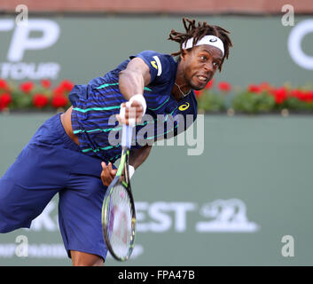 Indian Wells, California, Stati Uniti d'America. 16 Mar, 2016. Gael Monfils di Francia serve a Federico Delbonis di Argentina durante il 2016 BNP Paribas Open a Indian Wells Tennis Garden di Indian Wells, California. Charles Baus/CSM/Alamy Live News Foto Stock