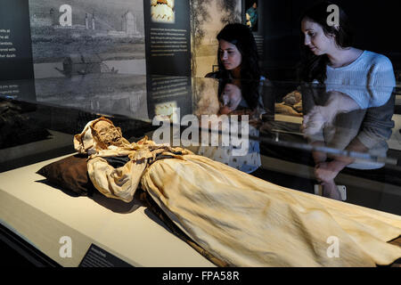 Los Angeles, California, USA. Il 17 marzo 2016. Foto scattata il 17 marzo 2016 mostra una femmina la mummia viene visualizzato durante l'anteprima del 'Mummies del mondo: la mostra" tenutasi presso il Museo di Bowers, California, Stati Uniti. La mostra, con più di 150 gli artefatti, real mummie umane e di animali provenienti da tutto il mondo, scollegherà il 18 marzo. © Zhang Chaoqun/Xinhua/Alamy Live News Foto Stock