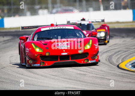 Sebring, FL, Stati Uniti d'America. Xvii Mar, 2016. La Ferrari del Risi Competizione gare attraverso le spire presso la Mobil 1 12 Ore di Sebring a Sebring International Raceway a Sebring, FL. Credito: csm/Alamy Live News Foto Stock