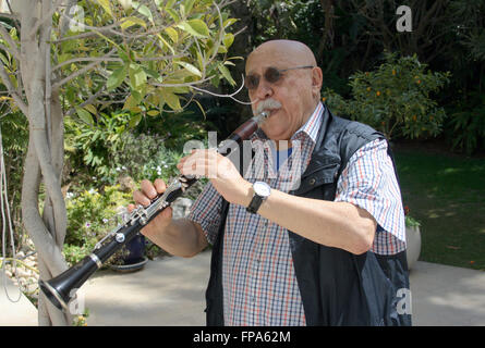 Tel Aviv, Israele. 07Th Mar, 2016. Clarinettista Giora Feidman pone nel suo giardino in Rinatya, un villaggio situato nei pressi di Tel Aviv, Israele, 07 marzo 2016. Feidman festeggerà il suo ottantesimo compleanno il 25 marzo 2016. Foto: STEFANIE JAERKEL/dpa/Alamy Live News Foto Stock