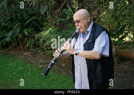 Tel Aviv, Israele. 07Th Mar, 2016. Clarinettista Giora Feidman pone nel suo giardino in Rinatya, un villaggio situato nei pressi di Tel Aviv, Israele, 07 marzo 2016. Feidman festeggerà il suo ottantesimo compleanno il 25 marzo 2016. Foto: STEFANIE JAERKEL/dpa/Alamy Live News Foto Stock