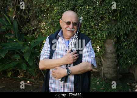 Tel Aviv, Israele. 07Th Mar, 2016. Clarinettista Giora Feidman pone nel suo giardino in Rinatya, un villaggio situato nei pressi di Tel Aviv, Israele, 07 marzo 2016. Feidman festeggerà il suo ottantesimo compleanno il 25 marzo 2016. Foto: STEFANIE JAERKEL/dpa/Alamy Live News Foto Stock