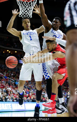 Des Moines, IA, Stati Uniti d'America. Xvii Mar, 2016. Stony Brook Seawolves guard Carson Puriefoy (10) non aveva dove andare all'interno come egli era crollato dal Kentucky Wildcats avanti Skal Labissiere (1) e Alex Poythress, 22 come Kentucky giocato Stony Brook giovedì 17 marzo, 2016 a Des Moines. Foto di Mark Cornelison | Staff © Lexington Herald-Leader/ZUMA filo/Alamy Live News Foto Stock