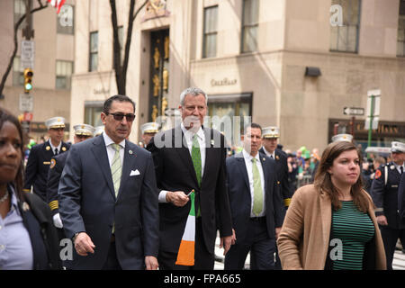 La città di New York, Stati Uniti d'America, 17 marzo 2016. Il giorno di San Patrizio parata: NYC mayor Bill de Blasio passa la Cattedrale di San Patrizio per la seconda volta quel giorno in compagnia del signor Commissario FDNY Daniel Nigro Credit: Andrew Katz/Alamy Live News Foto Stock