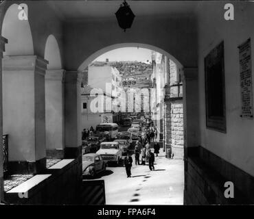 1962 - Ecuador Quito - hanno un nuovo presidente: una vista di Garcia Moreno street da un runner Palazzo del Governo. Questo è unadelle street intorno al palazzo. © Keystone Pictures USA/ZUMAPRESS.com/Alamy Live News Foto Stock