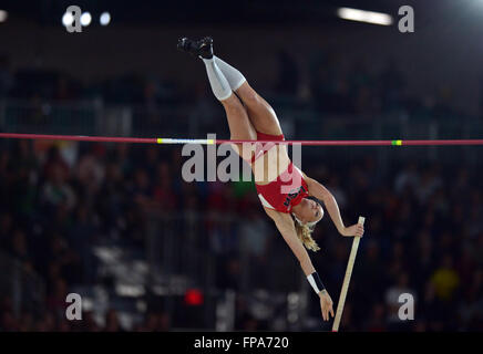 Portland, Stati Uniti d'America. Xvii Mar, 2016. Sandi Morris degli Stati Uniti compete durante le Donne Salto con l'asta finale durante il giorno uno della IAAF Campionati mondiali Indoor presso la Oregon Convention Center a Portland, Oregon, Stati Uniti, il 17 marzo 2016. Sandi Morris ha vinto il secondo posto con 4,85 metri. Credito: Yin Bogu/Xinhua/Alamy Live News Foto Stock