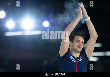 Portland, Stati Uniti d'America. Xvii Mar, 2016. Renaud Lavillenie di Francia compete durante l'uomo Pole Vault concorso al 2016 IAAF mondiali Indoor Athletics Championships a Centro Convegni Oregon a Portland, gli Stati Uniti, il 17 marzo 2016. Renaud Lavillenie ha vinto il campione con 6,02 metri. Credito: Yang Lei/Xinhua/Alamy Live News Foto Stock