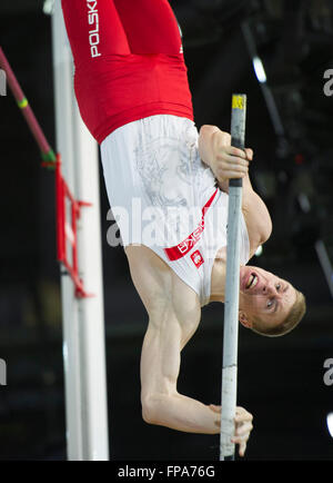 Portland, Stati Uniti d'America. Xvii Mar, 2016. Piotr Lisek di Polonia compete durante l'uomo Pole Vault concorso al 2016 IAAF mondiali Indoor Athletics Championships a Centro Convegni Oregon a Portland, gli Stati Uniti, il 17 marzo 2016. Credito: Yang Lei/Xinhua/Alamy Live News Foto Stock