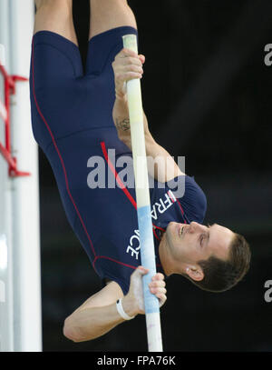 Portland, Stati Uniti d'America. Xvii Mar, 2016. Renaud Lavillenie di Francia compete durante l'uomo Pole Vault concorso al 2016 IAAF mondiali Indoor Athletics Championships a Centro Convegni Oregon a Portland, gli Stati Uniti, il 17 marzo 2016. Renaud Lavillenie ha vinto il campione con 6,02 metri. Credito: Yang Lei/Xinhua/Alamy Live News Foto Stock