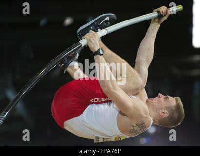 Portland, Stati Uniti d'America. Xvii Mar, 2016. Piotr Lisek di Polonia compete durante l'uomo Pole Vault concorso al 2016 IAAF mondiali Indoor Athletics Championships a Centro Convegni Oregon a Portland, gli Stati Uniti, il 17 marzo 2016. Credito: Yang Lei/Xinhua/Alamy Live News Foto Stock