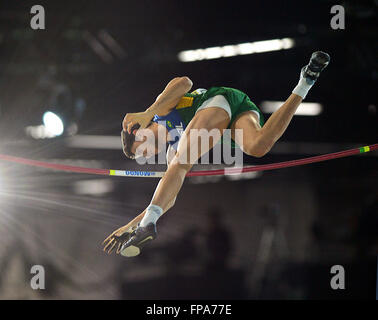 Portland, Stati Uniti d'America. Xvii Mar, 2016. Thiago Braz da Silva del Brasile compete in Uomini Salto con l'asta finale durante il giorno uno della IAAF Campionati mondiali Indoor presso la Oregon Convention Center a Portland, Oregon, Stati Uniti, il 17 marzo 2016. Credito: Yin Bogu/Xinhua/Alamy Live News Foto Stock