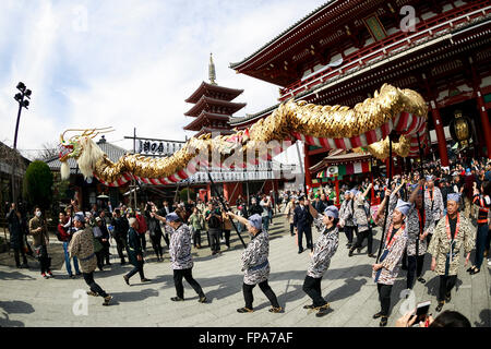 Tokyo, Giappone. Il 18 marzo, 2016. Un Golden Dragon dance o Kinryu-no-ami è eseguita presso il tempio Sensoji di Asakusa il 18 marzo 2016, Tokyo, Giappone. Il festival celebra la fondazione del tempio di Sensoji; che è anche noto come Kinryu-zan, letteralmente Golden Dragon Mountain. Secondo la leggenda, quando il tempio fu fondato un Golden Dragon disceso dal cielo la creazione di un boschetto di mille pini vicino al tempio il diciottesimo giorno. Il drago utilizzato nella danza è 88kg e 18m in lunghezza ed è gestito da 8 persone. Credito: Aflo Co. Ltd./Alamy Live News Foto Stock