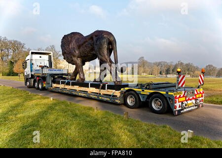 Longleat House, Wiltshire, Regno Unito. Il 17 marzo 2016. Una magnifica scultura di un leone africano scultore basato su Bruce poco che è stato commissionato da Ceawlin Thynn, Visconte Weymouth di Longleat, è stata svelata oggi di fronte a Longleat House nel Wiltshire come parte del cinquantesimo anniversario a Longleat. Il lungo 8m da 4,3 m di altezza la statua è stata scolpita in bronzo in Africa. Credito: Andrew Harker/Alamy Live News Foto Stock
