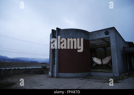 I resti di Okawa Scuola elementare su Marzo 11, 2016 in Ishinomaki, Prefettura di Miyagi, Giappone. Esattamente 5 anni prima 74 fuori della scuola del 108 studenti hanno perso la vita a causa dello tsunami nel marzo 11th, 2011. Non ci sono piani per ricostruire la scuola ma ancora questo non è stato fissato. Il destino degli edifici distrutti è inoltre dovrebbe essere decisa al più presto con i residenti della città divisa sulla questione se essi devono essere preservati come un memoriale o rimosso. © Yusuke Nakanishi/AFLO/Alamy Live News Foto Stock