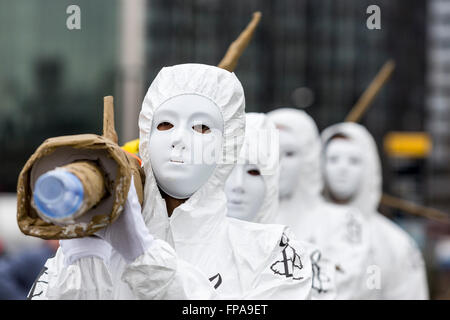 Londra, Regno Unito. Il 18 marzo 2016. Amnesty International difensori prendere una partita di cinque gigante missili dummy a Downing Street per richiamare l attenzione del governo del Regno Unito ha rifiutato di interrompere le esportazioni del Regno Unito-fabbricato armi all Arabia Saudita nonostante il rischio evidente che esse potrebbero essere utilizzati per commettere crimini di guerra in Yemen. I missili - 1,8 metri di repliche del 500lb Paveway-IV arma che sono attualmente utilizzati da Arabia Saudita's UK-fornito Eurofighter Typhoon dagli aerei da guerra - recare il messaggio "Made in Gran Bretagna, distruggendo vive in Yemen". Credito: Immagini vibranti/Alamy Live News Foto Stock