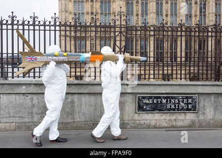 Londra, Regno Unito. Il 18 marzo 2016. Amnesty International difensori prendere una partita di cinque gigante missili dummy a Downing Street per richiamare l attenzione del governo del Regno Unito ha rifiutato di interrompere le esportazioni del Regno Unito-fabbricato armi all Arabia Saudita nonostante il rischio evidente che esse potrebbero essere utilizzati per commettere crimini di guerra in Yemen. I missili - 1,8 metri di repliche del 500lb Paveway-IV arma che sono attualmente utilizzati da Arabia Saudita's UK-fornito Eurofighter Typhoon dagli aerei da guerra - recare il messaggio "Made in Gran Bretagna, distruggendo vive in Yemen". Credito: Immagini vibranti/Alamy Live News Foto Stock