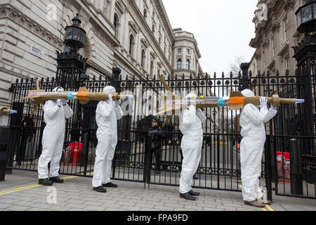 Londra, Regno Unito. Il 18 marzo 2016. Amnesty International difensori prendere una partita di cinque gigante missili dummy a Downing Street per richiamare l attenzione del governo del Regno Unito ha rifiutato di interrompere le esportazioni del Regno Unito-fabbricato armi all Arabia Saudita nonostante il rischio evidente che esse potrebbero essere utilizzati per commettere crimini di guerra in Yemen. I missili - 1,8 metri di repliche del 500lb Paveway-IV arma che sono attualmente utilizzati da Arabia Saudita's UK-fornito Eurofighter Typhoon dagli aerei da guerra - recare il messaggio "Made in Gran Bretagna, distruggendo vive in Yemen". Credito: Immagini vibranti/Alamy Live News Foto Stock