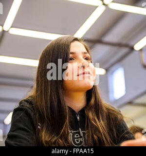 Berlino, Germania. Xviii Mar, 2016. Il nuotatore siriano Ysra Mardini di Spandau 04 partecipa a una conferenza stampa del 18 marzo 2016 a Berlino. Mardini avrà inizio alle Olimpiadi di Rio 2016 per il Rifugiato IOC Team. Credito: dpa picture alliance/Alamy Live News Foto Stock