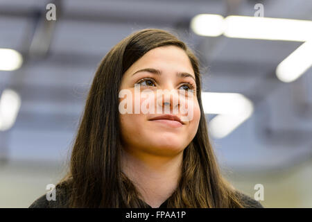 Berlino, Germania. Xviii Mar, 2016. Il nuotatore siriano Ysra Mardini di Spandau 04 partecipa a una conferenza stampa del 18 marzo 2016 a Berlino. Mardini avrà inizio alle Olimpiadi di Rio 2016 per il Rifugiato IOC Team. Credito: dpa picture alliance/Alamy Live News Foto Stock