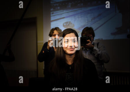 Berlino, Germania. Xviii Mar, 2016. Il nuotatore siriano Ysra Mardini di Spandau 04 partecipa a una conferenza stampa del 18 marzo 2016 a Berlino. Mardini avrà inizio alle Olimpiadi di Rio 2016 per il Rifugiato IOC Team. Credito: dpa picture alliance/Alamy Live News Foto Stock