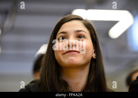 Berlino, Germania. Xviii Mar, 2016. Il nuotatore siriano Ysra Mardini di Spandau 04 partecipa a una conferenza stampa del 18 marzo 2016 a Berlino. Mardini avrà inizio alle Olimpiadi di Rio 2016 per il Rifugiato IOC Team. Credito: dpa picture alliance/Alamy Live News Foto Stock