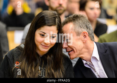 Berlino, Germania. Xviii Mar, 2016. Nuotatore siriano Yusra Mardini (L) e Pere Miro del Comitato Olimpico Internazionale (CIO) parlare durante una conferenza stampa tenutasi a Berlino il 18 marzo 2016. Credito: dpa picture alliance/Alamy Live News Foto Stock