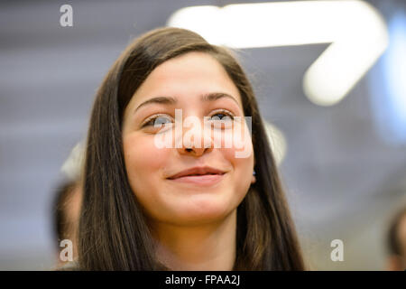 Berlino, Germania. Xviii Mar, 2016. Il nuotatore siriano Ysra Mardini di Spandau 04 partecipa a una conferenza stampa del 18 marzo 2016 a Berlino. Mardini avrà inizio alle Olimpiadi di Rio 2016 per il Rifugiato IOC Team. Credito: dpa picture alliance/Alamy Live News Foto Stock