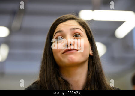 Berlino, Germania. Xviii Mar, 2016. Il nuotatore siriano Ysra Mardini di Spandau 04 partecipa a una conferenza stampa del 18 marzo 2016 a Berlino. Mardini avrà inizio alle Olimpiadi di Rio 2016 per il Rifugiato IOC Team. Credito: dpa picture alliance/Alamy Live News Foto Stock