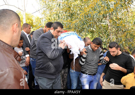 Marzo 18, 2016 - Tulkarem, West Bank, Territorio palestinese - il Primo Ministro palestinese Rami Hamdallah assiste al funerale di 16 palestinesi che hanno perso la vita nel bus ribaltata incidente in Giordania sul loro modo di Arabia Saudita per l'Umrah nella West Bank villaggio di Deir al-Ghossoun vicino a Tulkarem il 18 marzo 2016 (credito Immagine: © il primo ministro ufficio/APA immagini via ZUMA filo) Foto Stock