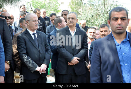 Marzo 18, 2016 - Tulkarem, West Bank, Territorio palestinese - il Primo Ministro palestinese Rami Hamdallah assiste al funerale di 16 palestinesi che hanno perso la vita nel bus ribaltata incidente in Giordania sul loro modo di Arabia Saudita per l'Umrah nella West Bank villaggio di Deir al-Ghossoun vicino a Tulkarem il 18 marzo 2016 (credito Immagine: © il primo ministro ufficio/APA immagini via ZUMA filo) Foto Stock