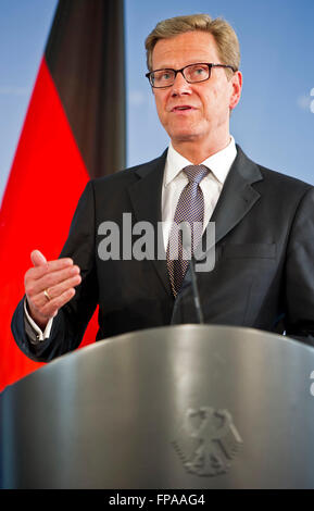 Berlino, Germania. Xviii Apr, 2013. Il Ministro degli esteri tedesco Guido Westerwelle colloqui nel corso di una conferenza stampa sull'Afghanistan a Berlino, Germania, 18 aprile 2013. Foto: OLE SPATA/dpa/Alamy Live News Foto Stock