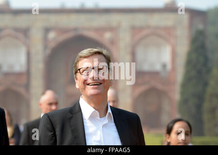 New Delhi, India. Xii Nov, 2013. Deliberando il Ministro degli esteri tedesco Guido Westerwelle (FDP), visita la tomba di Humayun a Nuova Delhi, India, 12 novembre 2013. Westerwelle si recherà in visita in India e gli Emirati arabi uniti sul suo ultimo grande viaggio all'estero. Foto: RAINER JENSEN/dpa/Alamy Live News Foto Stock