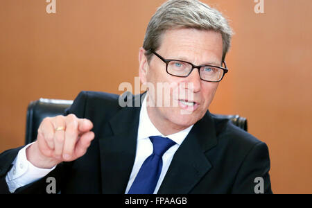 Il Ministro degli esteri tedesco Guido Westerwelle partecipa alla riunione di gabinetto presso la cancelleria di Berlino, Germania, 10 aprile 2013. Foto: KAY NIETFELD Foto Stock