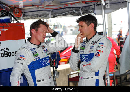 Sebring, Florida, Stati Uniti d'America. Xvii Mar, 2016. Imsa WTSC 12 Ore di Sebring gara endurance. Giovedì libere il giorno. #67 FORD Chip Ganassi Racing (USA) Ford GT GTLM Scott Dixon (NZL) RICHARD WESTBROOKE (GBR) Credito: Azione Sport Plus/Alamy Live News Foto Stock