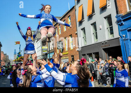 Belfast, Irlanda del Nord, Regno Unito. Il 17 marzo 2016. Cheerleader da Queen's cavalieri eseguire ad una street parade. Credito: Stephen Barnes/Alamy Live News Foto Stock