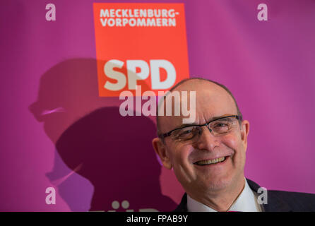 Mecklenburg-Westenr Pomerania, Schwerin, Germania. Xviii Mar, 2016. Erwin Sellering, primo ministro del Land Meclemburgo-Pomerania occidentale e la testa del locale SPD, presenta il manifesto del suo partito per lo stato alle elezioni del Parlamento europeo nel Mecklenburg-Westenr Pomerania, Schwerin, Germania, 18 marzo 2016. Foto: Jens BUETTNER/dpa/Alamy Live News Foto Stock