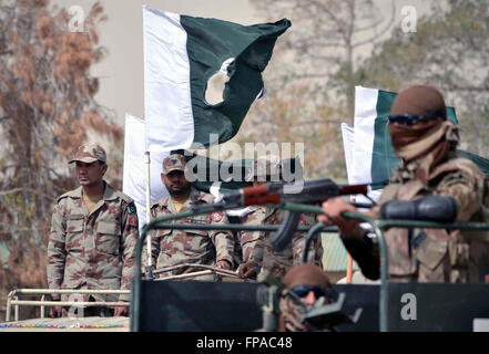 Chaman scout di colture di frontiera di Balochistan bandiera holding marzo passando attraverso Pak-Afghan Road, nel collegamento del 23 marzo la risoluzione giorno del Pakistan, in Chaman Venerdì, Marzo 18, 2016. Foto Stock