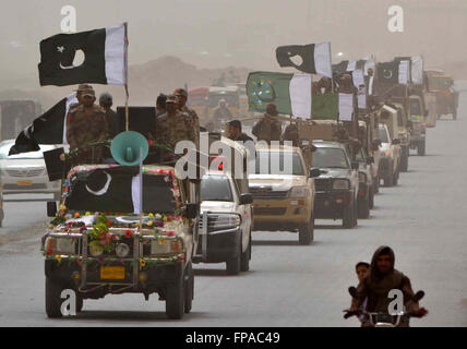 Chaman scout di colture di frontiera di Balochistan bandiera holding marzo passando attraverso Pak-Afghan Road, nel collegamento del 23 marzo la risoluzione giorno del Pakistan, in Chaman Venerdì, Marzo 18, 2016. Foto Stock