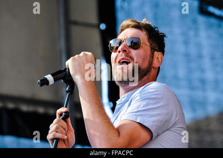 Belfast, Irlanda del Nord. 17 mar 2016 - ex Westlife membro Brian McFadden canta al concerto per il giorno di San Patrizio - a Belfast Credit: stephen Barnes/Alamy Live News Foto Stock