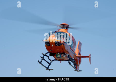 Husum, Germania. Xvii Mar, 2016. Salvataggio in elicottero "Christoph 29' a partire presso la clinica di Husum, Germania, 17 marzo 2016. L'elicottero del tipo Eurocopter EC 135 è di stanza presso la Bundeswehr ospedale militare in Amburgo. Il pilota è un membro della polizia federale, l'aiuto medico della Bundeswehr militari. Foto: Carsten Rehder/dpa/Alamy Live News Foto Stock