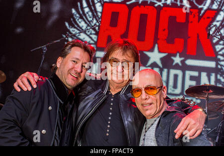 Schwerin, Germania. Xviii Mar, 2016. I cantanti Claudio Dreilich (l) della fascia Karat, Dieter Birr (c) della fascia Puhdys e Toni Krahl (r) della Banda Città in piedi sul palco a Schwerin (Germania), 18 marzo 2016. I tre RDT cult band rock Puhdys, città e Karat iniziano il loro ultimo uniti Germania tour. Con il titolo 'Rock Legenden', il 15 musicisti suoneranno i brani nuovi e vecchi successi. Foto: Jens BUETTNER/dpa/Alamy Live News Foto Stock