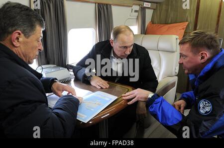 Crimea, Russia. Xviii Mar, 2016. Il presidente russo Vladimir Putin è informato dal vice primo ministro Dmitry Kozak, sinistra e Roman Starovoit, capo della Federal Highway Agenzia durante un volo su per visualizzare i lavori per la costruzione di un ponte che attraversa il Stretto di Kerch Marzo 18, 2016 in Crimea. Il ponte collegherà Russia continentale di Crimea allegati da Putin a due anni fa oggi. Credito: Planetpix/Alamy Live News Foto Stock