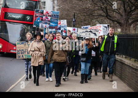 Londra, Regno Unito. Il 18 marzo 2016. Gli attivisti marzo all'ambasciata giapponese per protestare contro la brutale macellazione annuale di delfini di Taiji in Japan Credit: Mark Kerrison/Alamy Live News Foto Stock