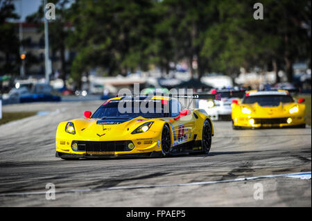 Sebring, Florida, Stati Uniti d'America. Xviii Mar, 2016. Imsa WTSC 12 Ore di Sebring gara endurance. Prove libere del venerdì e la giornata di qualificazione. #4 Corvette Racing (USA) Corvette C7R GTLM Marcel Fassler (CHE) Tommy Milner (USA) Oliver Gavin (GBR) Credito: Azione Sport Plus/Alamy Live News Foto Stock